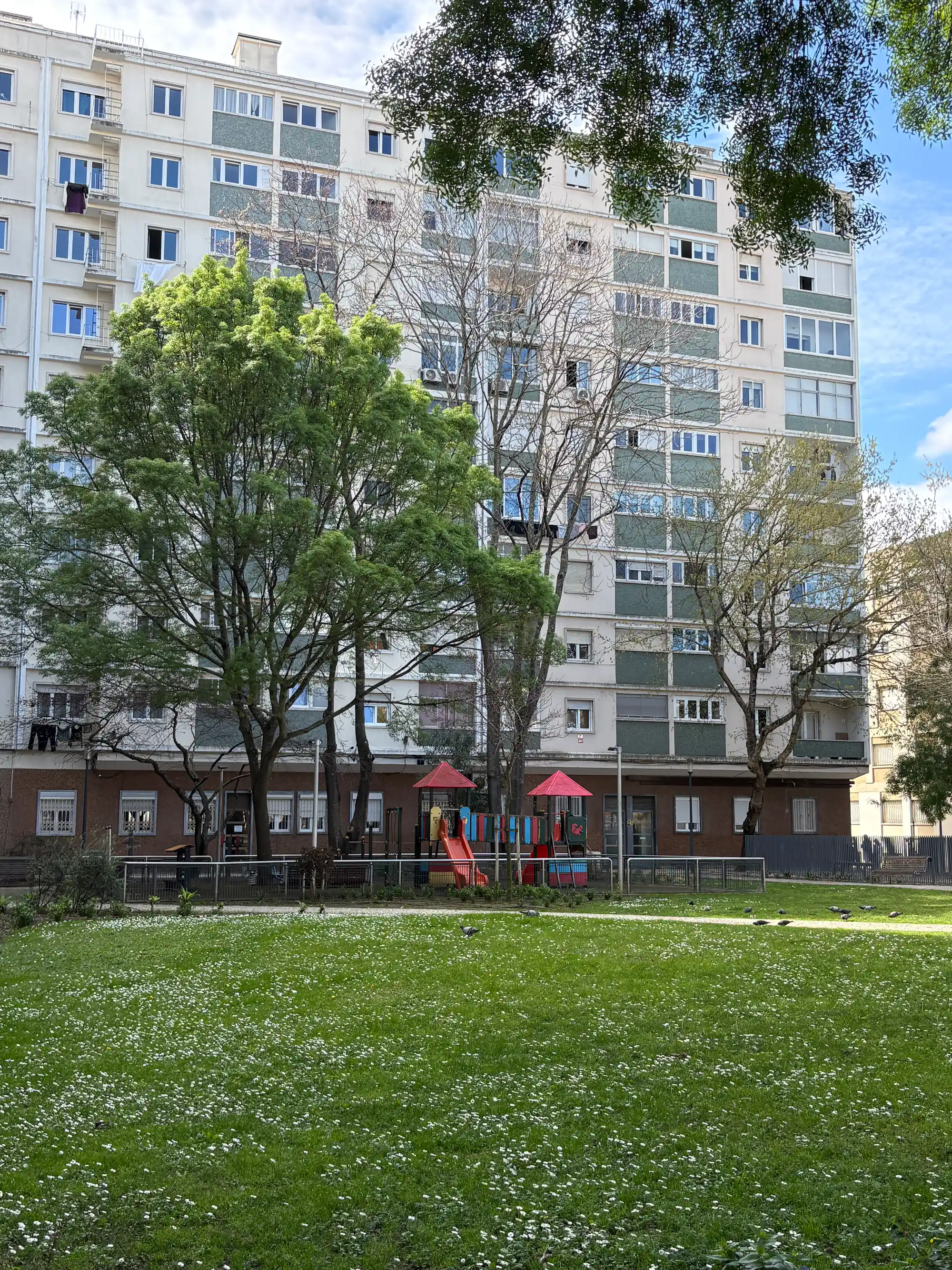 Edifício residencial com parque verde e playground em Avenidas Novas Lisbon Portugal