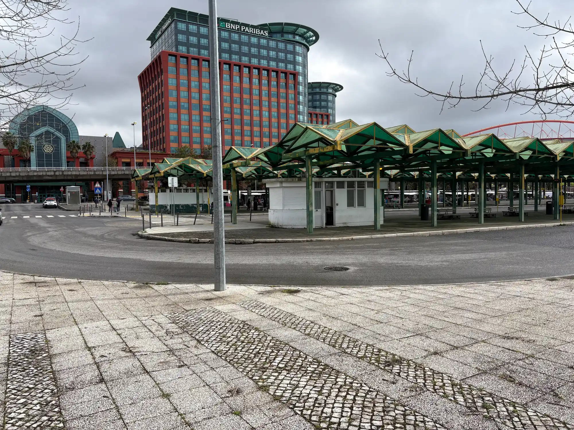 Автовокзал Бенфика в Лиссабоне расположен недалеко от торгового центра Коломбо, с развитой городской инфраструктурой и коммерческими зданиями.