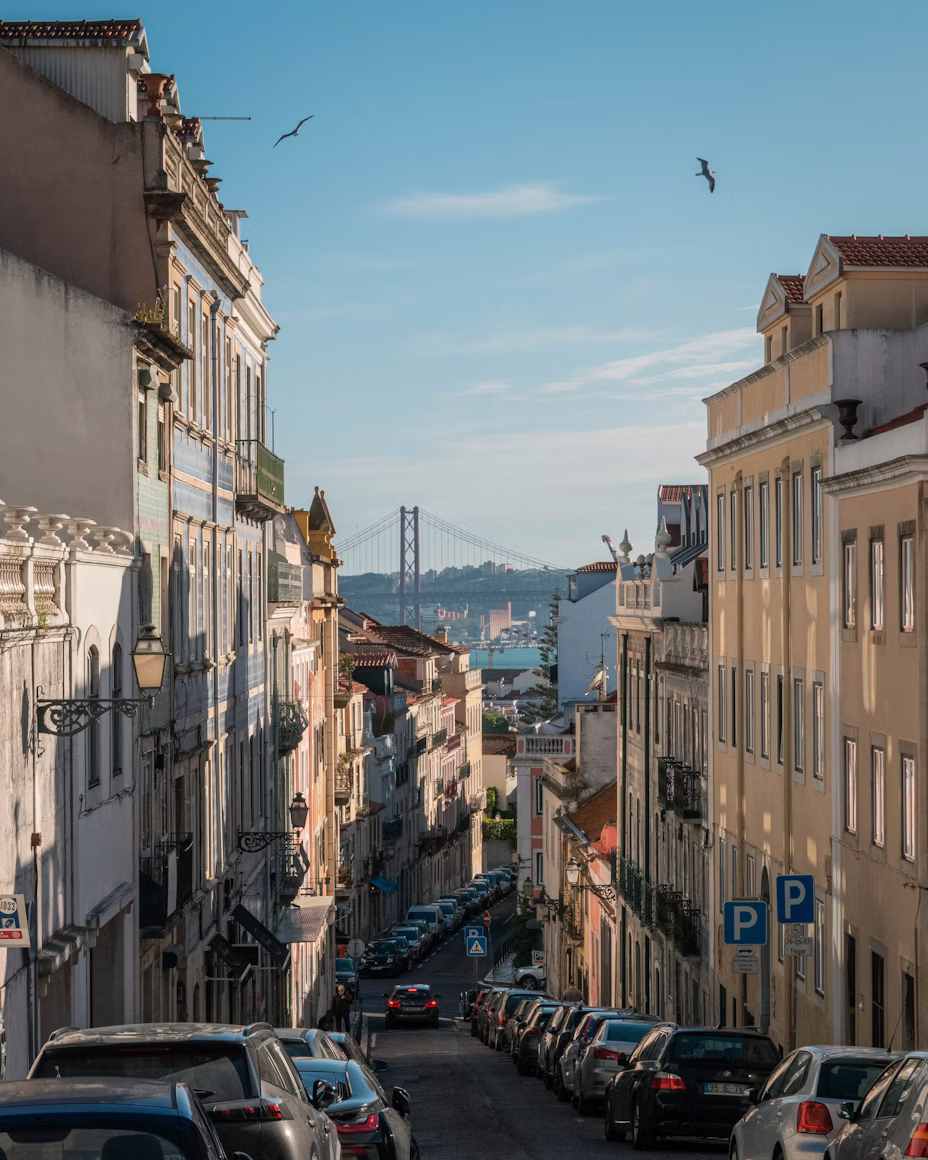 Misericórdia: a city street filled with lots of traffic next to tall buildings